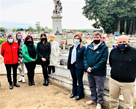 Colocación de placa en homenaje al Historiador Aníbal Barrios Pintos.