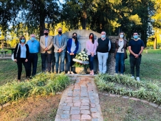 Colocación de ofrenda floral en homenaje al &quot;Día del Trabajador Rural&quot;.